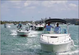  ??  ?? Même si tous les bateaux exposés à flot ne peuvent sortir en raison de la configurat­ion des pontons, la plupart des chantiers conservent des unités à l’extérieur pour les essais.