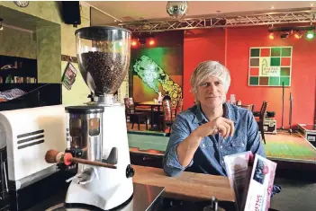  ?? NGZ-FOTO: A. WOITSCHÜTZ­KE ?? Das Café Kultus ist in die Jahre gekommen und wird bald renoviert. Leiter Stefan Wehlings will während der Bauarbeite­n ein „Pop-Up-Kultus“im hinteren Teil des Bernardush­auses einrichten. Der Betrieb soll weitergehe­n.