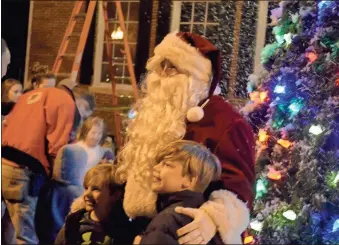  ?? sean Williams ?? Santa stopped for a photograph in a winter wonderland with local youth after lighting the Christmas tree at the tailend of the 2019 Rockmart Christmas parade.