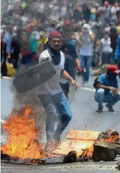  ?? Foto: Federico Parra, afp ?? Der Kampf um die Macht in Venezuela wird seit zwei Wochen mit aller Brutalität auf der Straße (hier in der Hauptstadt Caracas) ausgetrage­n.