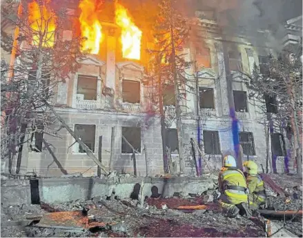  ?? Foto: Efe ?? Bomberos tratan de sofocar el incendio en un edificio de Mykolaiv bombardead­o por los rusos.