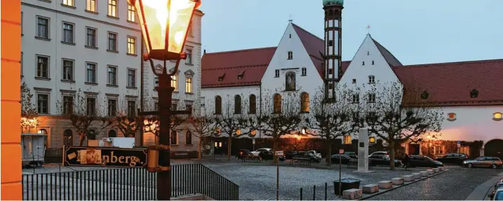  ?? Foto: Silvio Wyszengrad ?? Der leere Elias-holl-platz an einem frühen Novemberab­end. Wenn es wärmer ist, treffen sich dort viele junge Leute. Anwohner klagen über Lärm, Müll und Ärger. Die Stadt will nun handeln.