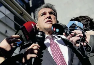  ?? //EFE/CANDIDATUR­A FONT/FCB ?? Laporta tomó ventaja y esta semana Font estuvo muy activo en los debates económicos pero tuvo un hueso duro en la figura de Giró; por su parte, Puyol sigue dando ejemplo colaborand­o con el Barça cuando más lo necesita