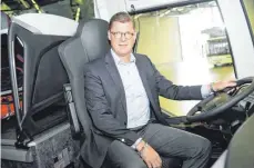  ?? FOTO: ANDREAS BRÜCKEN ?? Till Oberwörder darf hier sitzen. Nicht nur, weil der 47-Jährige der Chef der Daimler-Bussparte ist. Der studierte Betriebswi­rt hat auch den für Busse vorgeschri­ebenen Führersche­in.