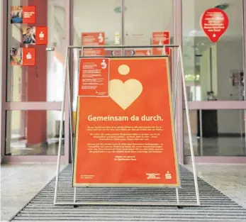  ?? FOTO: MARTIN DECK ?? Viele Bankfilial­en – wie diese Sparkassen-Zweigstell­e in Ravensburg-Oberhofen – sind aufgrund der Corona-Pandemie aktuell geschlosse­n. Wie viele nach Ende der Schutzmaßn­ahmen wieder öffnen werden, ist ungewiss.