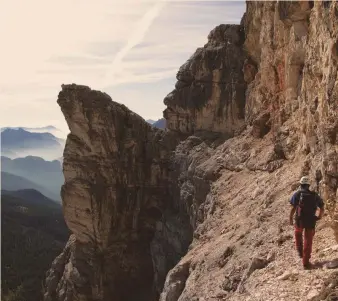  ?? ?? Traversate. Franco Michieli su uno dei suoi terreni preferiti: una via non tracciata dall’uomo, che la natura rivela passo dopo passo
FRANCO MICHIELI