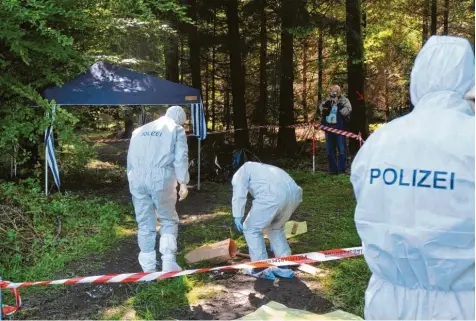  ?? Foto: Stefan Puchner, dpa ?? Trotz tausender Spuren und Massengent­ests stehen die Ermittler – hier in einem Waldstück bei Heidenheim-Nietheim – noch vor einem Rätsel.