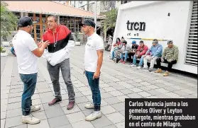  ??  ?? Carlos Valencia junto a los gemelos Oliver y Leyton Pinargote, mientras grababan en el centro de Milagro.