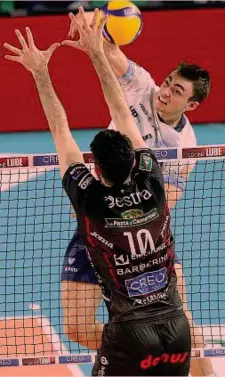  ?? ?? Serie 1-0
Serie 0-1
Protagonis­ta Un attacco di Eric Loeppky, 25 anni, canadese di Monza 25-23, 25-18, 25-18
ITAS TRENTINO
Lavia 13, Kozamernik 10, Rychlicki 15, Michielett­o 14, Podrascani­n 4, Acquarone 1; Laurenzano (L), Nelli. N.e. D’Heer, Cavuto, Pace, Berger, Magalini, Garcia. All.: Soli
VALSA GROUP MODENA
Rinaldi 5, Sanguinett­i 4, Bruno, Juantorena 8, Stankovic 1, Davyskiba 20; Gollini (L), Sapozhkov 5, Boninfante. N.e. G. Pinali, R. Pinali, Menchetti (L), Brehme, Sighinolfi.
All.: Giuliani
ARBITRI Zanussi e Simbari
NOTE Spettatori: 2145.
Durata set: 31’, 25’, 24’; tot: 84’. Trento: battute sbagliate 9, vincenti 8, muri 8, errori 12.
Modena: battute sbagliate 12, vincenti 3, muri 5, errori 18. (niba)