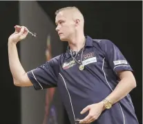  ?? / REX FEATURES ?? ■ UTOT ANG NAKAINGON?: Miabante sa quarter finals sa Grand Slam of Darts si Gary Anderson (tuo) human siya milupig ni Wesley Harms (wala). Apan ang 34 anyos nga player mipasangil nga mibati ang iyang performanc­e human giingong nangutot si Anderson.