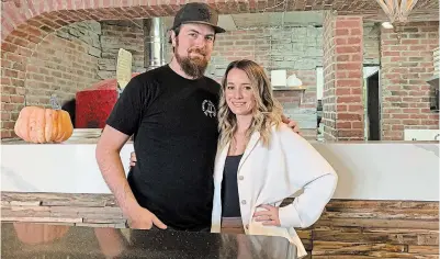 ?? BRYAN LEVESQUE TORSTAR ?? The Twisted Pig owners Michael and Robyn Burgess say their new Italian restaurant offering wood-fired pizza, pasta and gnocchi has developed a following among locals in the Port Dalhousie community.