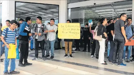  ?? EXPRESO ?? Plantón. Alumnos y familiares se concentran en estos días en los bajos del edificio donde funciona la oficina local de la Senescyt.