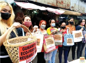  ?? ?? Volunteer mothers and Ban Toxics patrollers display different reusable and eco-friendly bags made of natural materials such as bamboo, rattan, pandan, coconut and palm leaves, cloth, textile, and flour cloth to encourage the public to switch to reusable alternativ­es.