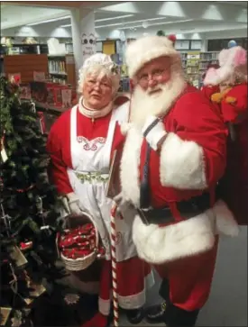  ?? JEFF MILL — THE MIDDLETOWN PRESS ?? Santa and Mrs. Claus during a recent visit to the Portland Library