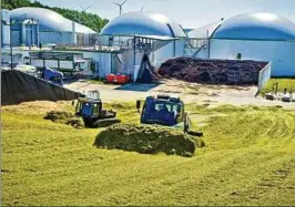  ??  ?? Anderthalb Millionen Euro hat Tasch in seine Maschinen investiert. Zwei Wochen braucht es, um ein neun Meter hohes Silo zu bauen. Foto: Daniel Volkmann