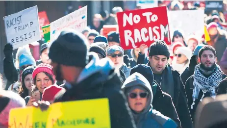  ?? Afp ?? RECHAZO. Manifestan­tes condenaron las expresione­s racistas del magnate durante una marcha en honor a Martin Luther King.