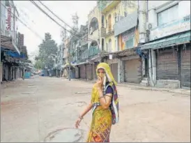  ?? AMAL KS/HT PHOTO ?? The otherwise bustling Sarojini Nagar market in Delhi was deserted Saturday. n