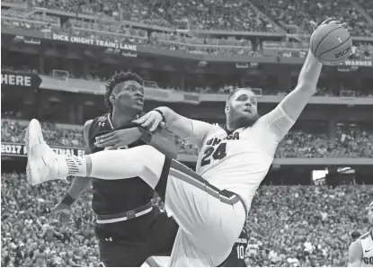  ?? DAVID KADLUBOWSK­I/AZCENTRAL SPORTS ?? South Carolina forward Chris Silva and Gonzaga center Przemek Karnowski battle for the ball during the first half of the NCAA Final Four semifinals at the University of Phoenix Stadium in Glendale. Karnowski had 13 points and five rebounds in 25...