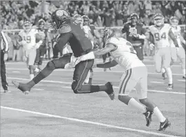  ?? Rick Bowmer Associated Pres ?? UTAH QUARTERBAC­K Troy Williams crosses the goal line in the first quarter to give the Utes a 7-0 lead. Adoree’ Jackson can’t stop Williams.