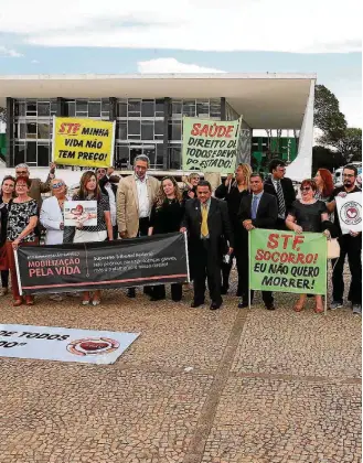  ?? ANDRE DUSEK/ESTADAO ?? Manifestaç­ão no STF. Famílias de pacientes tentam sensibiliz­ar ministros para questão