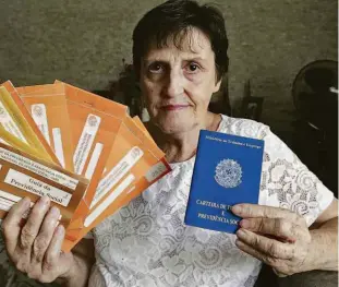  ?? Robson Ventura / Folhapress ?? Lisete Amatti Romero, 71 anos, quer usar o dinheiro da aposentado­ria para cuidar melhor do coração; ela passou por duas cirurgias e faz controle da pressão