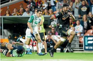  ?? PHOTO: PHOTOSPORT ?? Chiefs No8 Taleni Seu on the burst during the Chiefs-Highlander­s Super Rugby match in Hamilton last night.