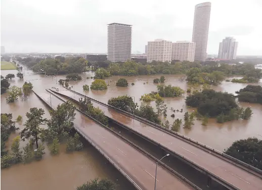  ??  ?? Plusieurs quartiers de Houston ont dû être évacué. – Associated Press: Karen Warren