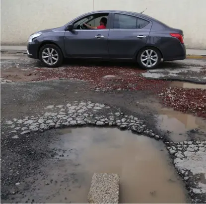  ?? JORGE SÁNCHEZ ?? En colonias del sur es donde más daños hay en calles y avenidas.