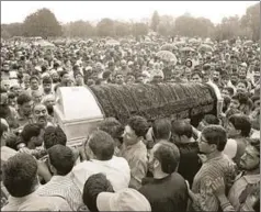  ?? HT ?? ■ Kashmiris carry the coffin of slain editorinch­ief of Rising Kashmir, Shujaat Bukhari, in a funeral procession at his native village, Kreeri, around 40 kms north of Srinagar