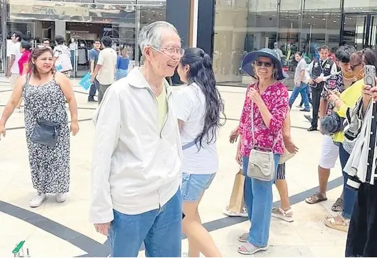  ?? I
X ?? Fujimori apareció en un shopping en una zona exclusiva de la capital peruana caminando sonriente.