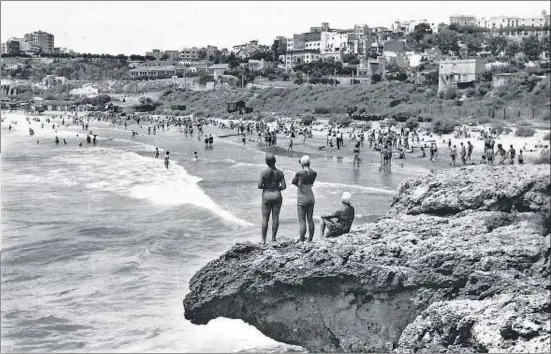  ?? © CHINCHILLA ?? 1960. La playa más urbana de la ciudad, con más verde de fondo, casetas en la arena y sin el hotel Imperial Tarraco, que se inauguró en 1963