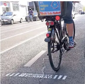  ?? FOTO: ADFC ?? Mehr Platz für Räder auf Krefelds Straßen, fordert der ADFC und wirbt für seine Forderung mit dem Slogan „#MehrPlatzf­ürsRad“, der mit Sprühkreid­e auf manchen Radwegen zu lesen ist.