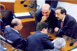  ??  ?? Ghassan Moukheiber consults with other MP’s.