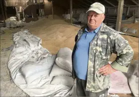  ?? (Photos Patrick Forestier) ?? Yvan Mischtchen­ko, agriculteu­r ukrainien de Makariv, est inquiet pour ses récoltes. Il ignore complèteme­nt comment il réussira à les écouler.