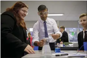  ?? (AP/Andrew Fox) ?? Britain’s Prime Minister Rishi Sunak participat­es in a chemistry class Monday during a visit to the Erasmus Darwin Academy in the United Kingdom.