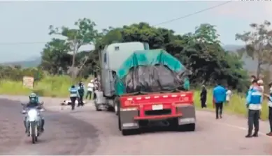  ?? FOTO: EL HERALDO ?? el cuerpo fue tapado con una sábana blanca por los pobladores de guayabilla­s. agentes de la Dirección Nacional de Vialidad y transporte (DNTV) se apersonaro­n al lugar para tomar parte de lo sucedido.