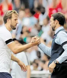  ?? Střelecká hvězda Harry Kane (vlevo) spolu s koučem Garethem Southgatem hýří před mistrovstv­ím světa sebevědomí­m. FOTO REUTERS ?? Kapitán a trenér.