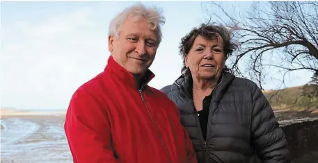  ?? | PHOTO : OUEST-FRANCE ?? Le Dr Emmanuel Palomino et Agnès Arthus-Bertrand, de la Société française d’addictolog­ie, au 12e Congrès national Al-Anon/Alateen, qui se termine aujourd’hui, à l’abbaye de Saint-Jacut-de-la-Mer.