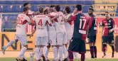  ??  ?? CHE IMPRESA Festa del Pordenone a Cagliari. Il patron dei rossoblù, Giulini, dopo il 2-1 in casa, ha chiesto scusa ai tifosi