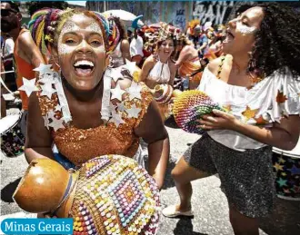  ??  ?? Bloco Havaianas Usadas, fundado em 2017, em desfile na zona leste de Belo Horizonte