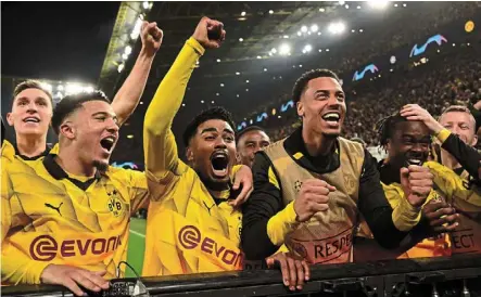  ?? afp ?? Especially for you: dortmund’s players celebrate in front of the supporters after their 4-2 win over atletico Madrid. —