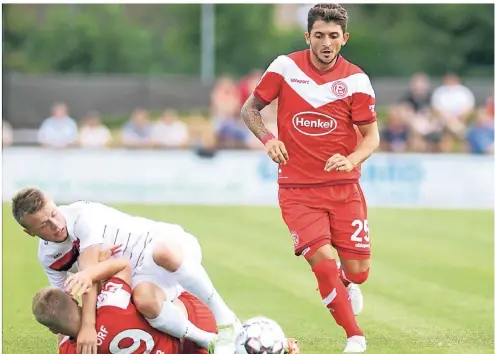  ?? FOTO: JANNING ?? Erster Einsatz für den neuen Verein: Fortunas Neuzugang Matthias Zimmermann (r.) beim Testspiel in Wegberg-Beeck.