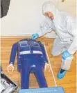  ?? FOTO: POLIZEIPRÄ­SIDIUM KONSTANZ ?? Die Spurensich­erung widmet sich offenbar dem am Donnerstag sichergest­ellten Playmobil-Polizisten.