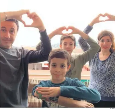  ?? EL DÍA ?? La familia de Martín en la campaña ‘Mangas Disparejas’.