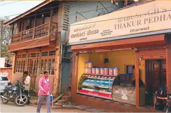  ?? Photos: Shafaat Shahbandar­i ?? Babu Singh Thakur Pedha continues to operate from the original location in Dharwad. Left: A boxful of the famed treat.