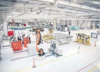  ??  ?? BMW Group inició este año las pruebas piloto en su planta de San Luis Potosí, que está a 96% de su construcci­ón, mientras que la inauguraci­ón del complejo está prevista para el 6 de junio de 2019.