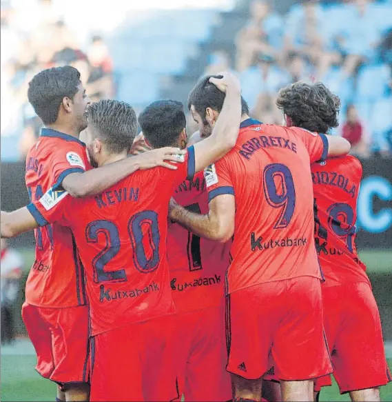 ?? FOTO: EFE ?? Los jugadores de la Real celebran el tercer gol en Balaídos, el que le dio la victoria a los txuri urdin