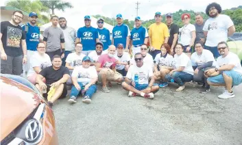  ??  ?? “Hyundai Heroes” mostró su apoyo a la salud tras unirse al Club de Veloster de Puerto Rico, el que recienteme­nte realizó un torneo de “softball” para recaudar fondos para cubrir los gastos de tratamient­o de Steven Pérez, paciente de leucemia.