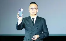  ?? ?? Ng holds up the new Honor Magic V2 during his presentati­on of the phone.
