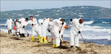  ??  ?? L’armée blanche des volontaire­s profession­nels s’est mise en oeuvre en fin de matinée sur la plage de Pampelonne. (Photos Dominique Leriche)